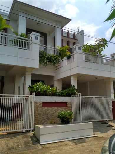 dijual rumah grand galaxy city