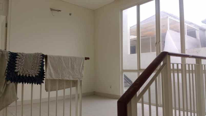 dijual rumah jalan grand pakuwon
