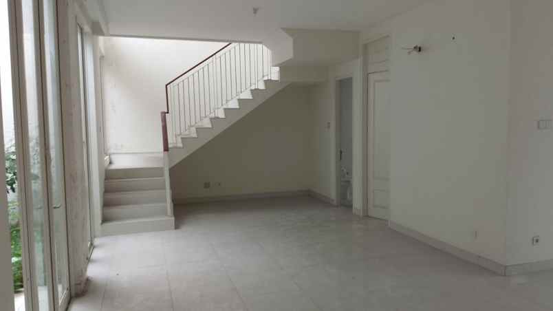 dijual rumah jalan grand pakuwon