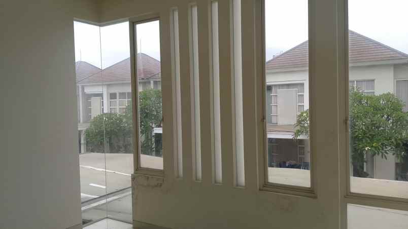dijual rumah jalan grand pakuwon