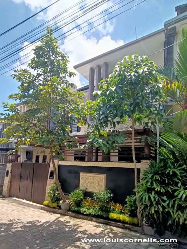 dijual rumah jalan padang luwih