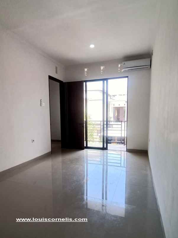 dijual rumah jalan padang luwih