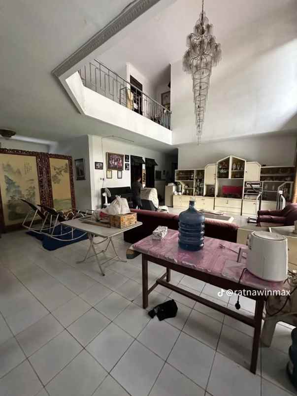 dijual rumah jalan raya darmo harapan