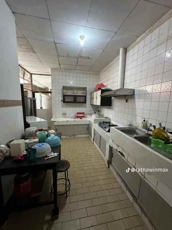 dijual rumah jalan raya darmo harapan