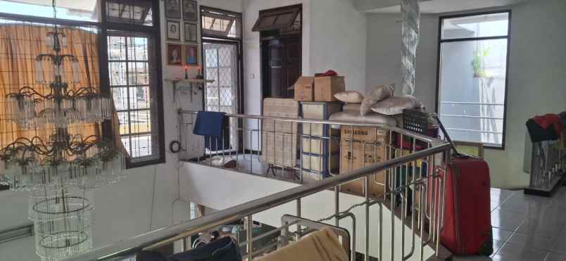 dijual rumah jalan raya darmo harapan