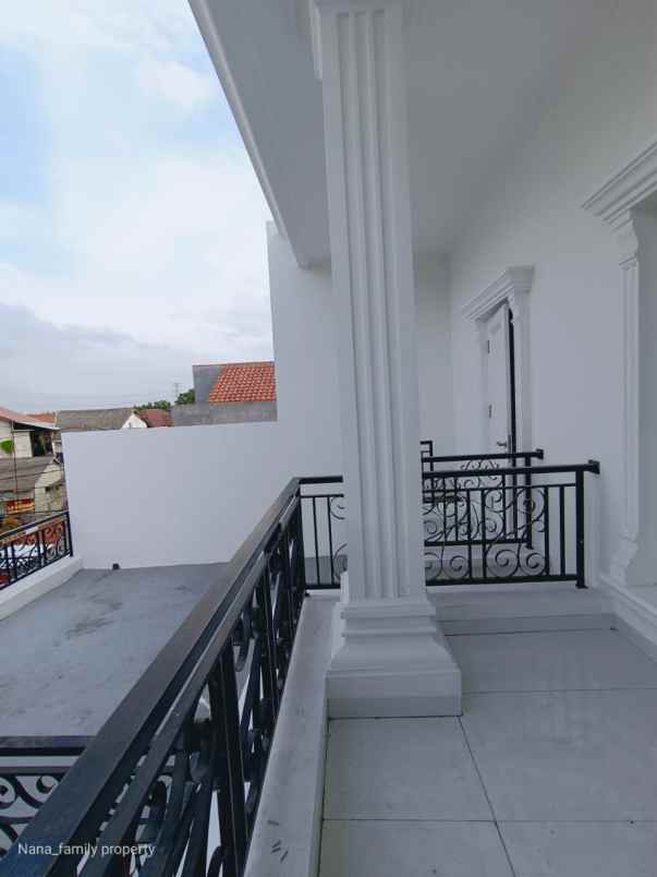 dijual rumah jalan raya meruya selatan