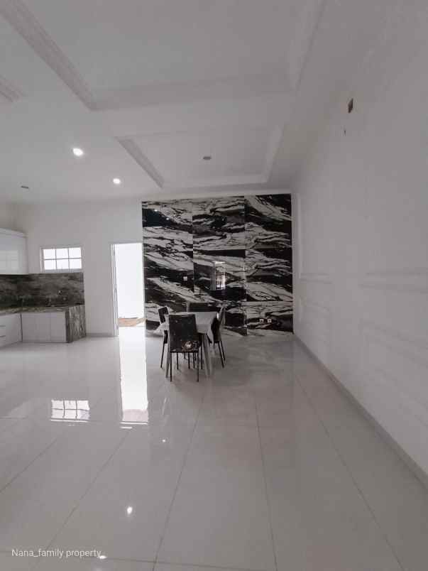 dijual rumah jalan raya meruya selatan