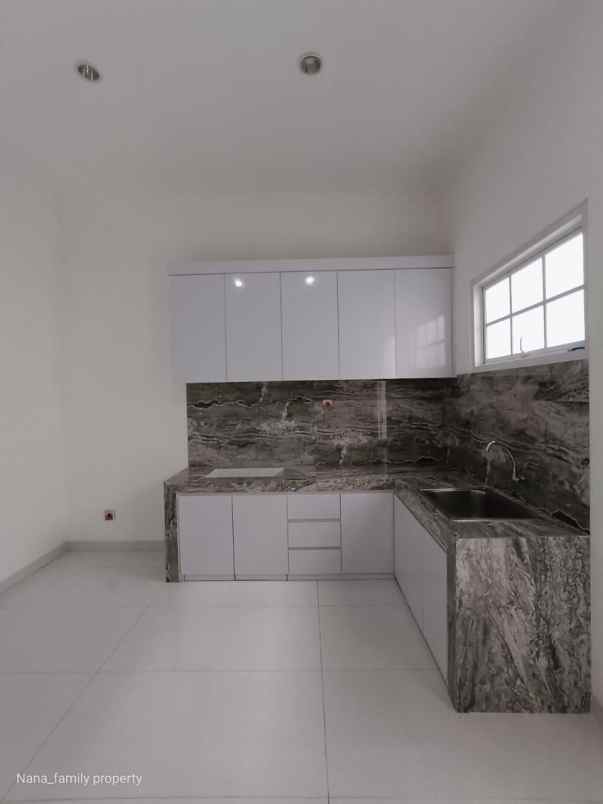 dijual rumah jalan raya meruya selatan