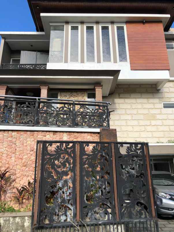 dijual rumah jalan raya muding