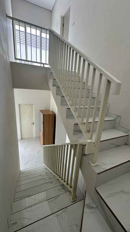 dijual rumah jalan raya surabaya malang