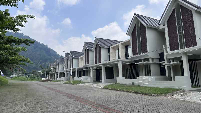 dijual rumah jalan raya surabaya malang