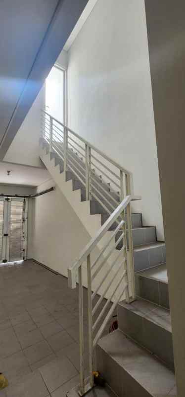 dijual rumah jalan royal residence