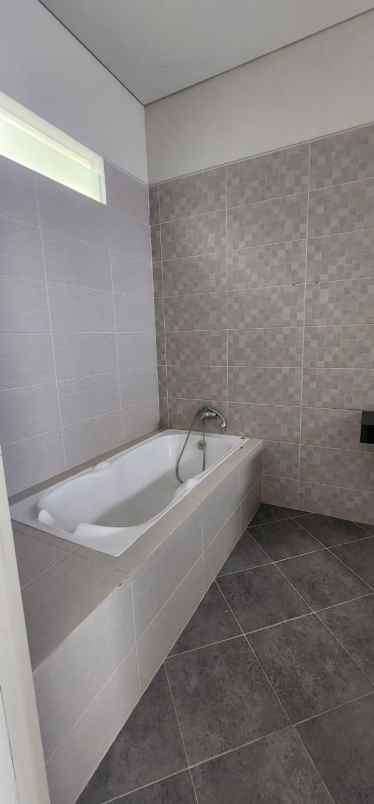 dijual rumah jalan royal residence