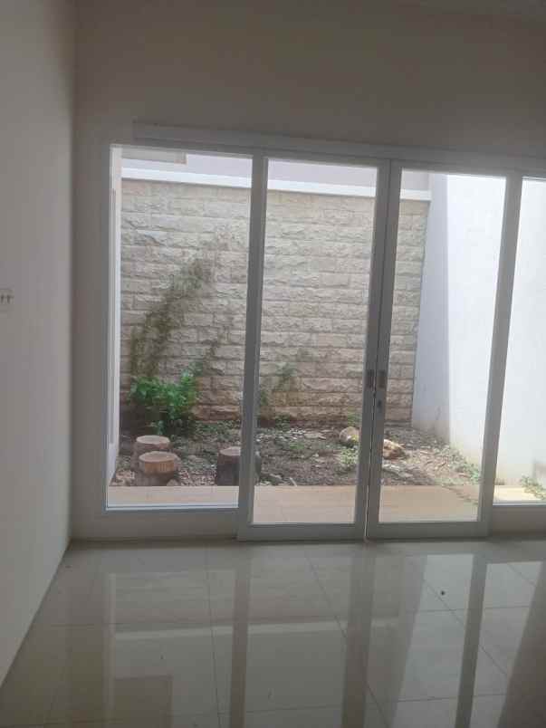 dijual rumah jalan royal residence