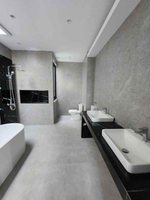 dijual rumah jaln bukit golf