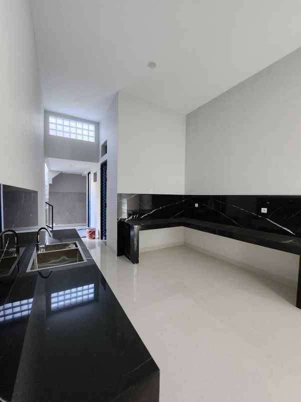 dijual rumah jaln bukit golf