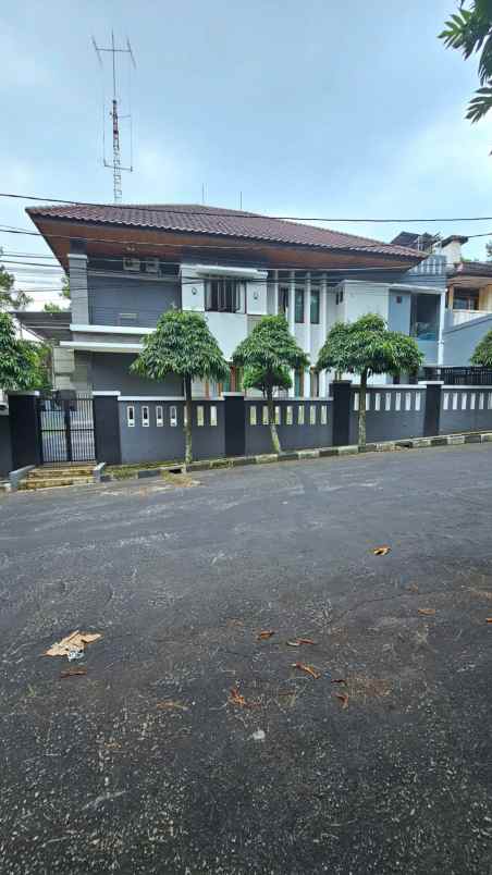 dijual rumah jl awiligar