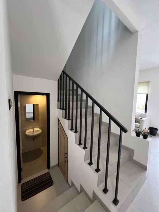 dijual rumah jl kemang pratama raya