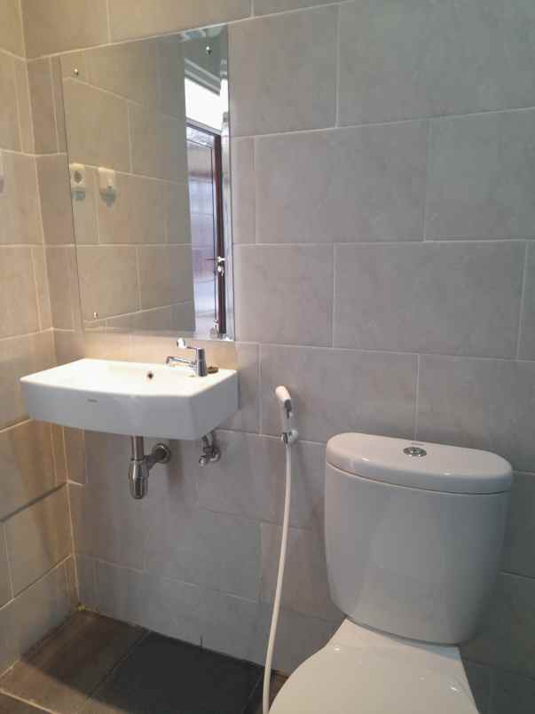 dijual rumah jl r sanim tanah baru depok