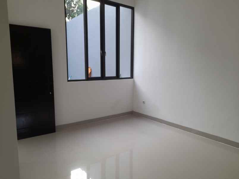 dijual rumah jl r sanim tanah baru depok
