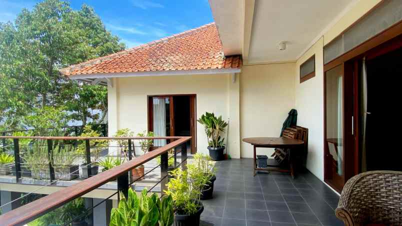 dijual rumah jl sayap dago