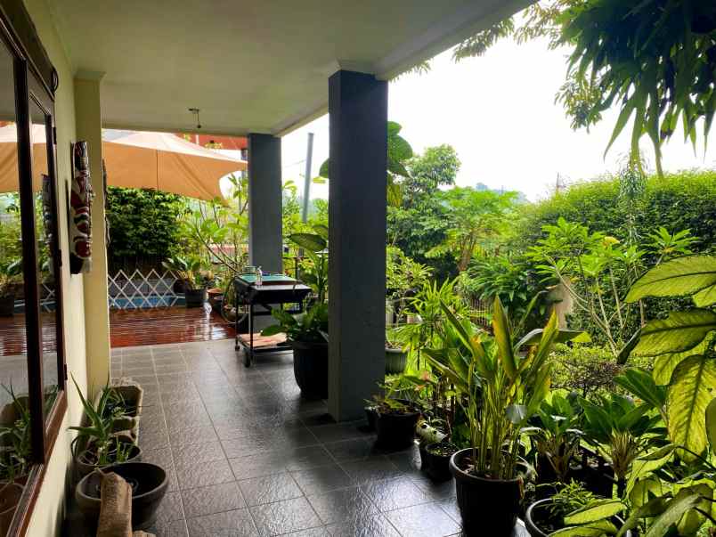 dijual rumah jl sayap dago