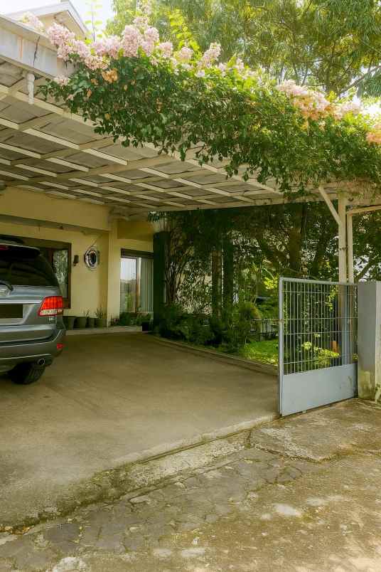 dijual rumah jl sayap dago