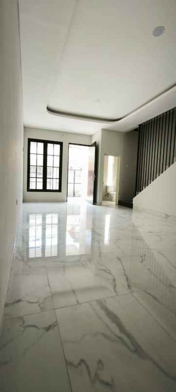 dijual rumah karang empat