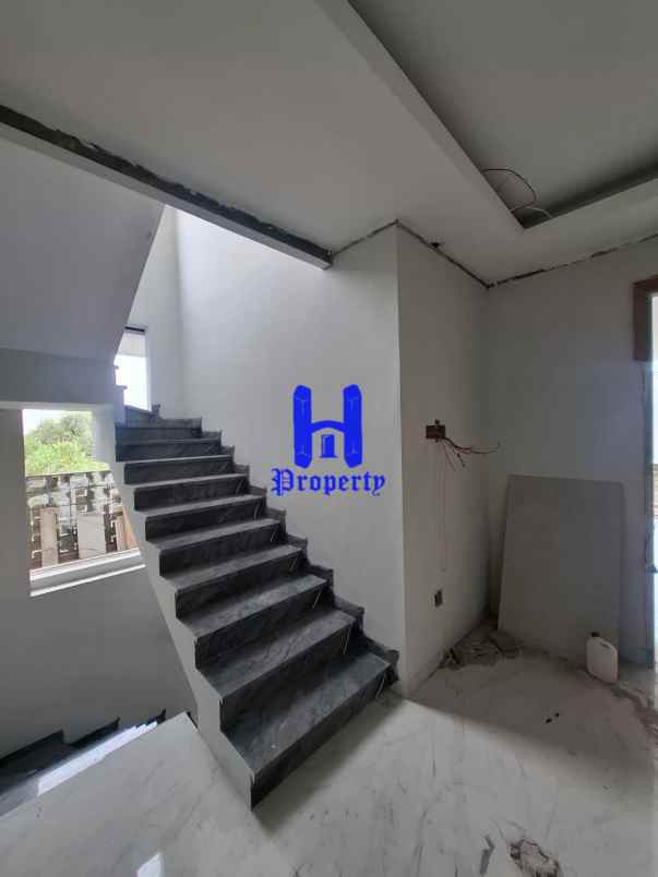 dijual rumah komplek citraland gama