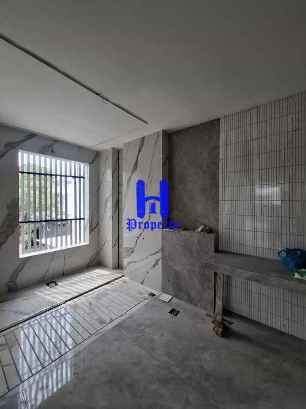 dijual rumah komplek citraland gama