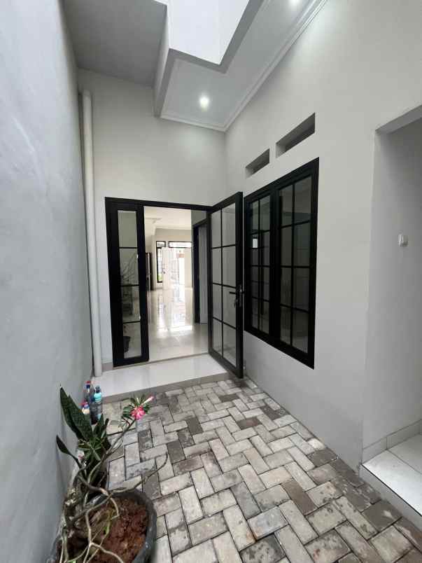 dijual rumah komplek megapolitan cinere