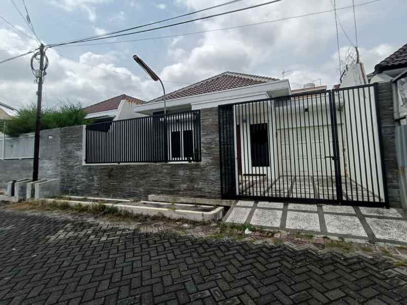 dijual rumah manyar