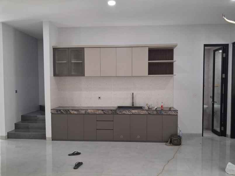 dijual rumah manyar jaya