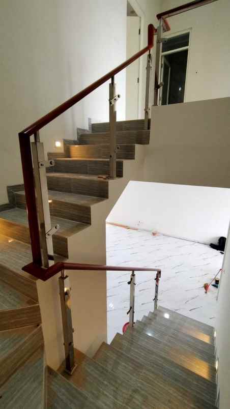 dijual rumah manyar tirtomoyo