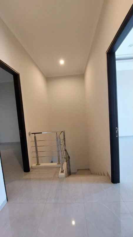 dijual rumah manyar tirtoyoso
