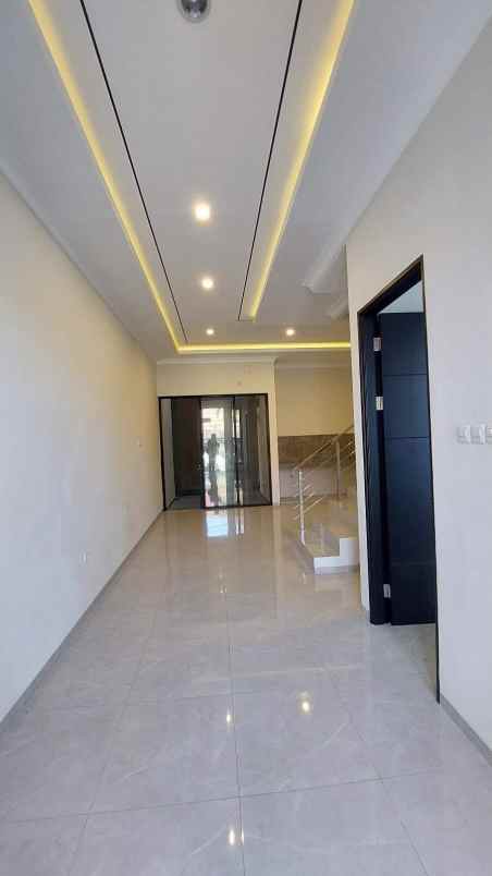 dijual rumah manyar tirtoyoso