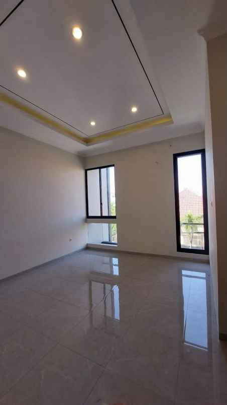 dijual rumah manyar tirtoyoso