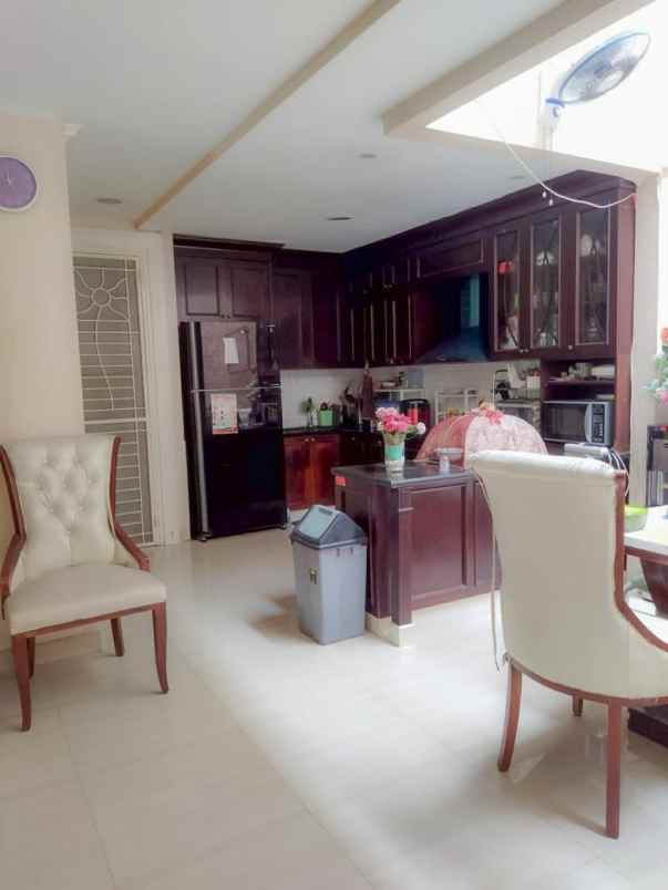 dijual rumah meruya residence