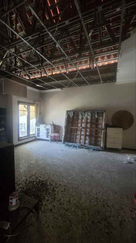 dijual rumah pakuwon city