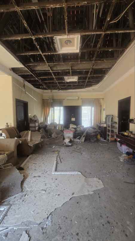 dijual rumah pakuwon city