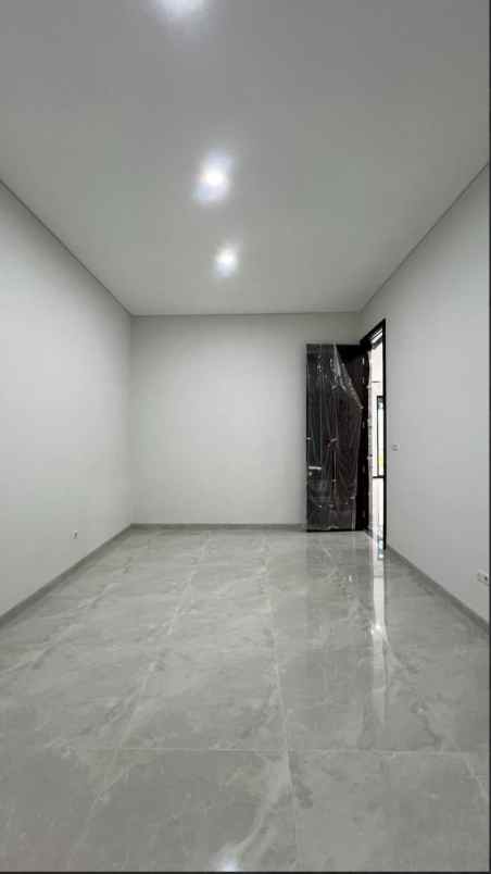 dijual rumah pakuwon city