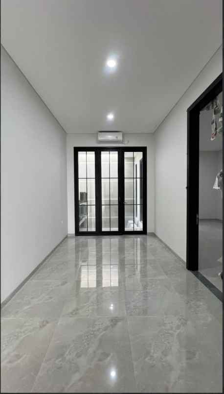 dijual rumah pakuwon city