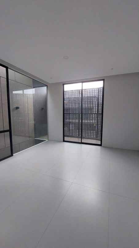 dijual rumah pakuwon city laguna