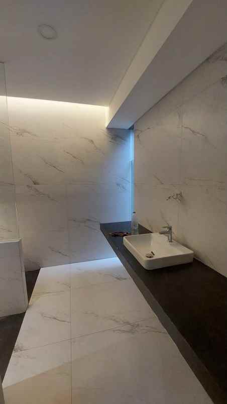 dijual rumah pakuwon city laguna