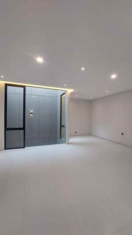 dijual rumah pakuwon city laguna