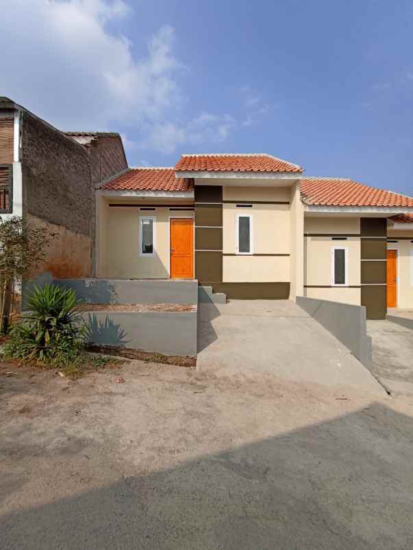 dijual rumah parakanmuncang