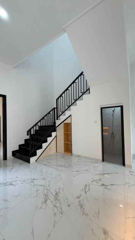 dijual rumah pbi araya golf malang