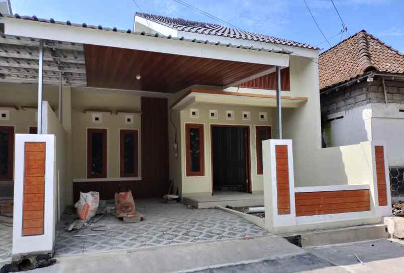 dijual rumah selomartani