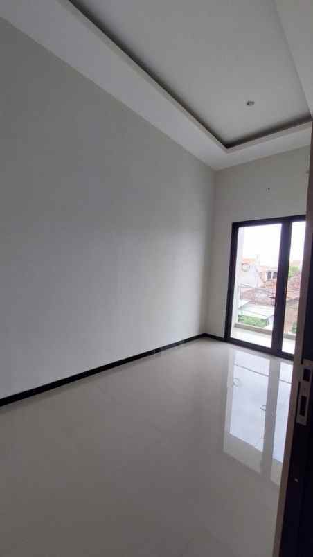 dijual rumah semampir