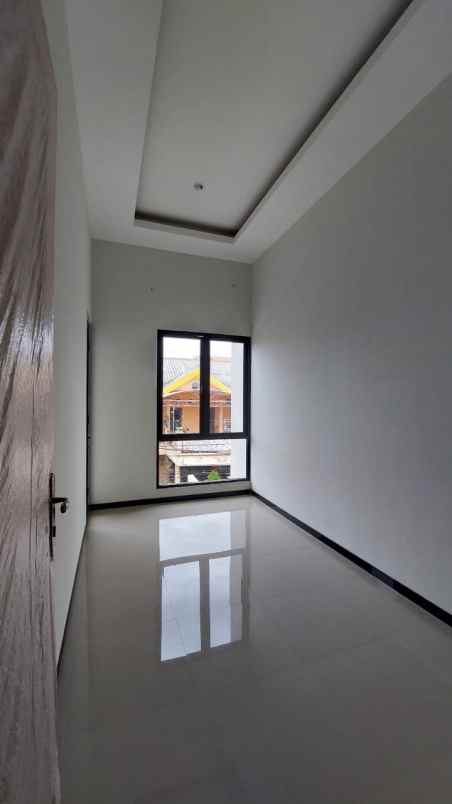 dijual rumah semampir